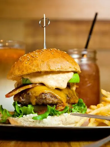 ボリュームたっぷりザモストバーガー