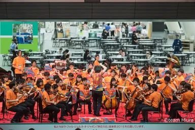 火の鳥Tシャツで演奏