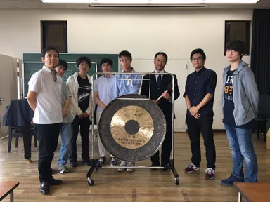 麻布学園に銅鑼を寄贈