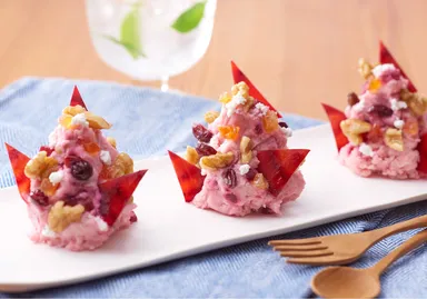 「ビーツとくるみのチーズポテトサラダ」(100g／税込381円)