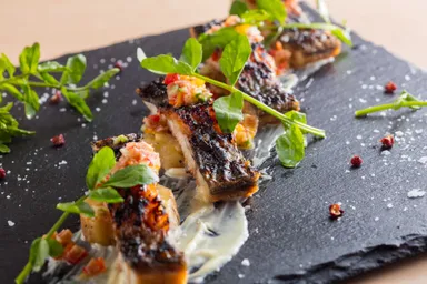 「炙った鰻と焼き茄子の冷製仕立て夏野菜とサラミのコンディマン山椒の香り」