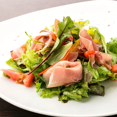 生ハムと相性のいいイタリアンサラダ