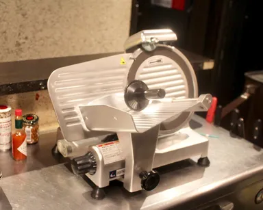 生ハムスライサーで極上の薄さに