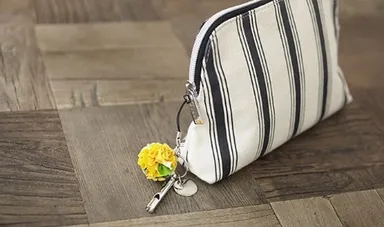 ポーチにつけたエマージェンシーホイッスル