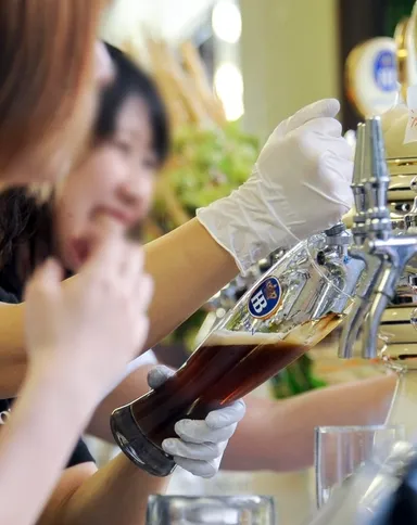 ビール注ぎ体験（イメージ）