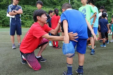 ジュニア選手にアドバイスをする岡部コーチ