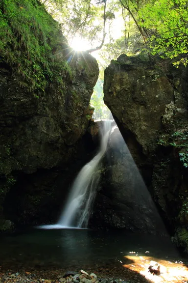 不動滝の光芒(こうぼう)