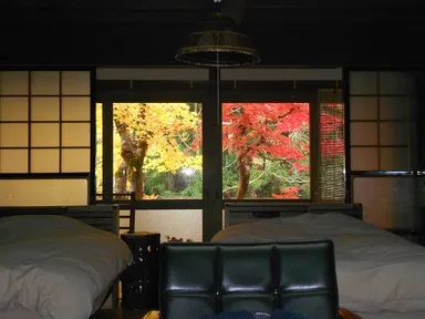 部屋からの紅葉