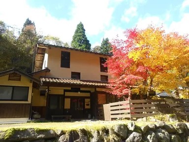 秋の外観(2色の紅葉)1