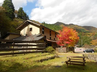 秋の外観(2色の紅葉)2