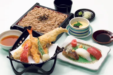 にぎり寿司と天セイロそば