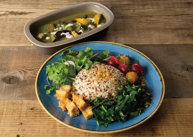 キヌアとブラウンライスのヴィーガンベジタブルグリーンカレー