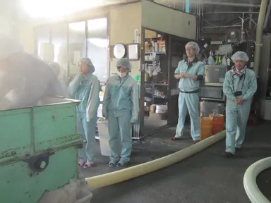 蒸し上がった麹米を室へ搬送