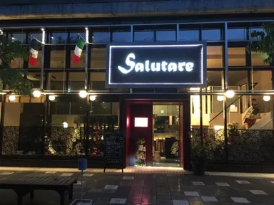 おしゃれなガラス張りの外観