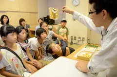 金箔の薄さを確認