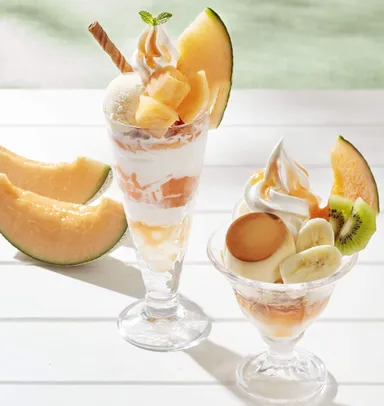 北海道産らいでんメロンのパフェと北海道産らいでんメロンプリンアラモード