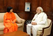 インドのモディ首相と会談するヨグマタ