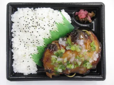 チキンステーキ弁当（朴葉味噌仕立て）