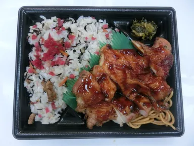 チキンステーキ弁当（梅ひじきごはん）