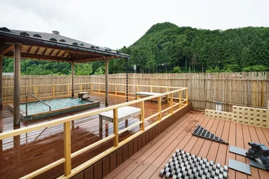 自家源泉かけ流し展望大浴場　露天風呂(昼)