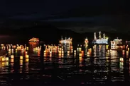 夏の夜、湖面を彩る数百の灯篭
