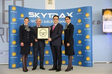 【写真】Skytrax社のエドワード・プライステッド(Edward Plaisted)CEOより、ターキッシュ エアラインズのイルケル・アイジュ(M. İlker Aycı)会長へ「ベスト エアライン ヨーロッパ」賞が贈呈されました。