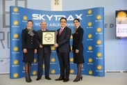 【写真】Skytrax社のエドワード・プライステッド(Edward Plaisted)CEOより、ターキッシュ エアラインズのイルケル・アイジュ(M. İlker Aycı)会長へ「ベスト エアライン ヨーロッパ」賞が贈呈されました。