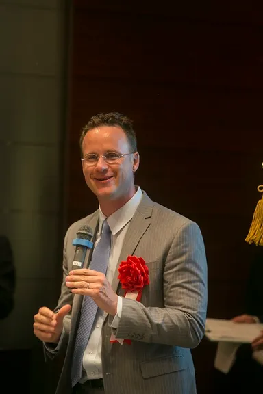 祝辞を送るデイビット・スペンス会長