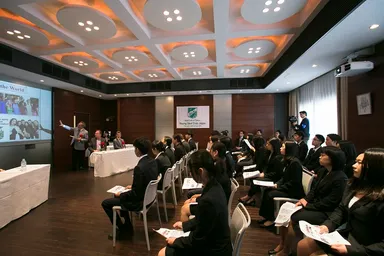 スコール・式典の様子