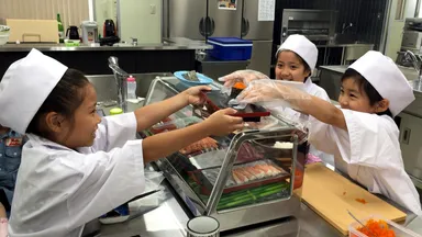 新鮮なネタと本物のネタケースの前で「へい！お待ち！」