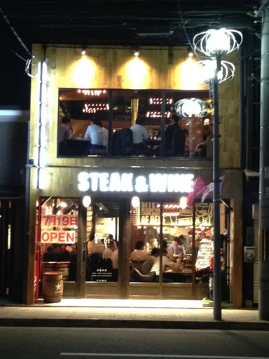 二階建て、大きな窓が特徴です。