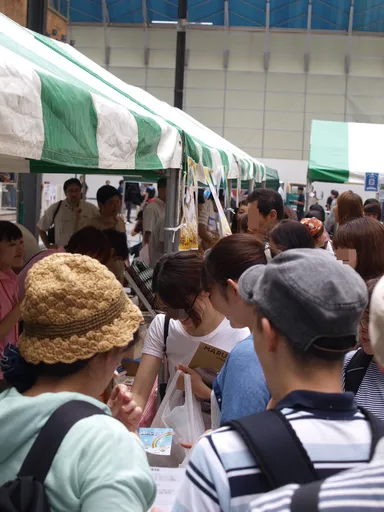 会場に訪れエントリー商品を試食するお客様達
