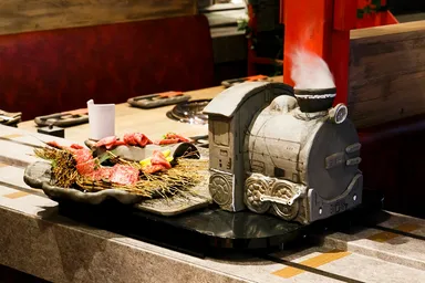 汽車に乗ってお肉が運ばれてくる