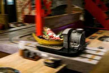 お肉が汽車に乗ってレーンを走ってくる