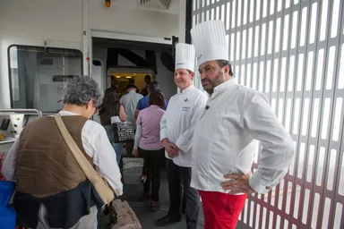 搭乗口でシェフのお出迎え