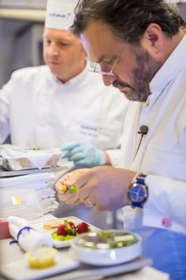 機内で前菜の仕上げ