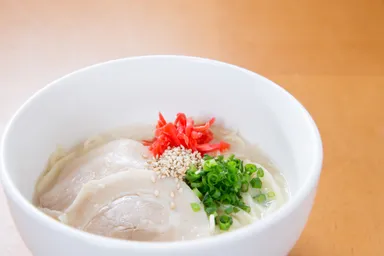 博多名物「豚骨ラーメン」麺はお好みの固さで