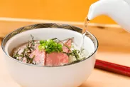 「福岡県産ヒノヒカリと博多和牛ローストビーフ茶漬け」