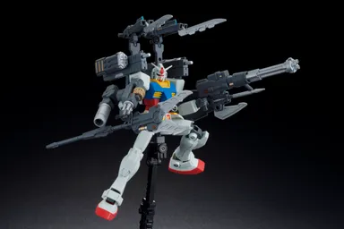HGUC RX-78-2 ガンダムに限定ウェポンパーツA、B、C、D、Gを1セットずつ、E、F、Hを2セットずつ装着した状態　複数装備させてバリエーションを楽しむことも可能