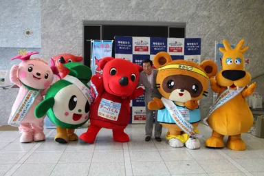 「ちばアクアラインマラソン2016」応援キャラバン隊出発式の様子