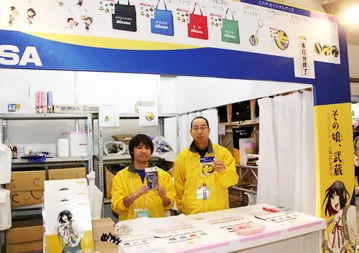 【コミックマーケット87での佐伯(右側)】