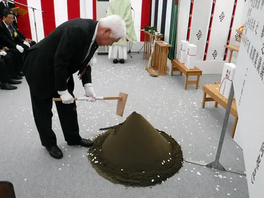 穿初の儀にて鍬入れをする五十嵐 久也理事長