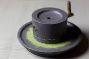 石臼引きする前の抹茶の原料を使用