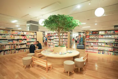 絵本コーナーでは読み聞かせイベントも