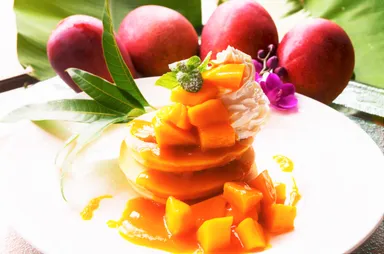 ふんわり焼き上げたパンケーキにマンゴーをたっぷりトッピングした「宮古島マンゴーパンケーキ」