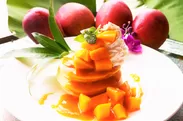 ふんわり焼き上げたパンケーキにマンゴーをたっぷりトッピングした「宮古島マンゴーパンケーキ」