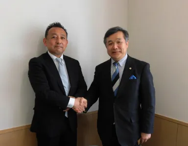 左：株式会社百戦錬磨 上山代表　右：山本会長