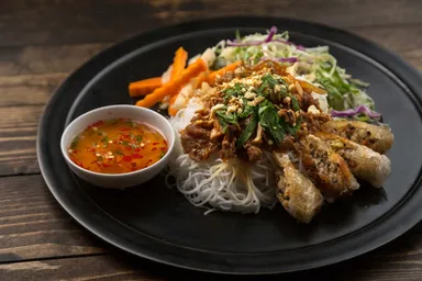 ボブン(牛肉と揚げ春巻きのベトナム風まぜそば)