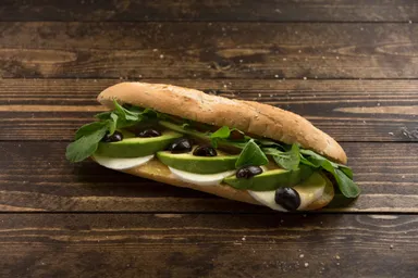 アボカドとチーズのバインミー・オリエンタル