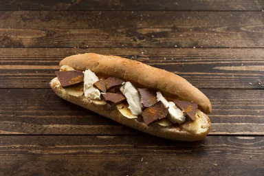 ベトナムチョコレートとチーズとバナナのバインミー